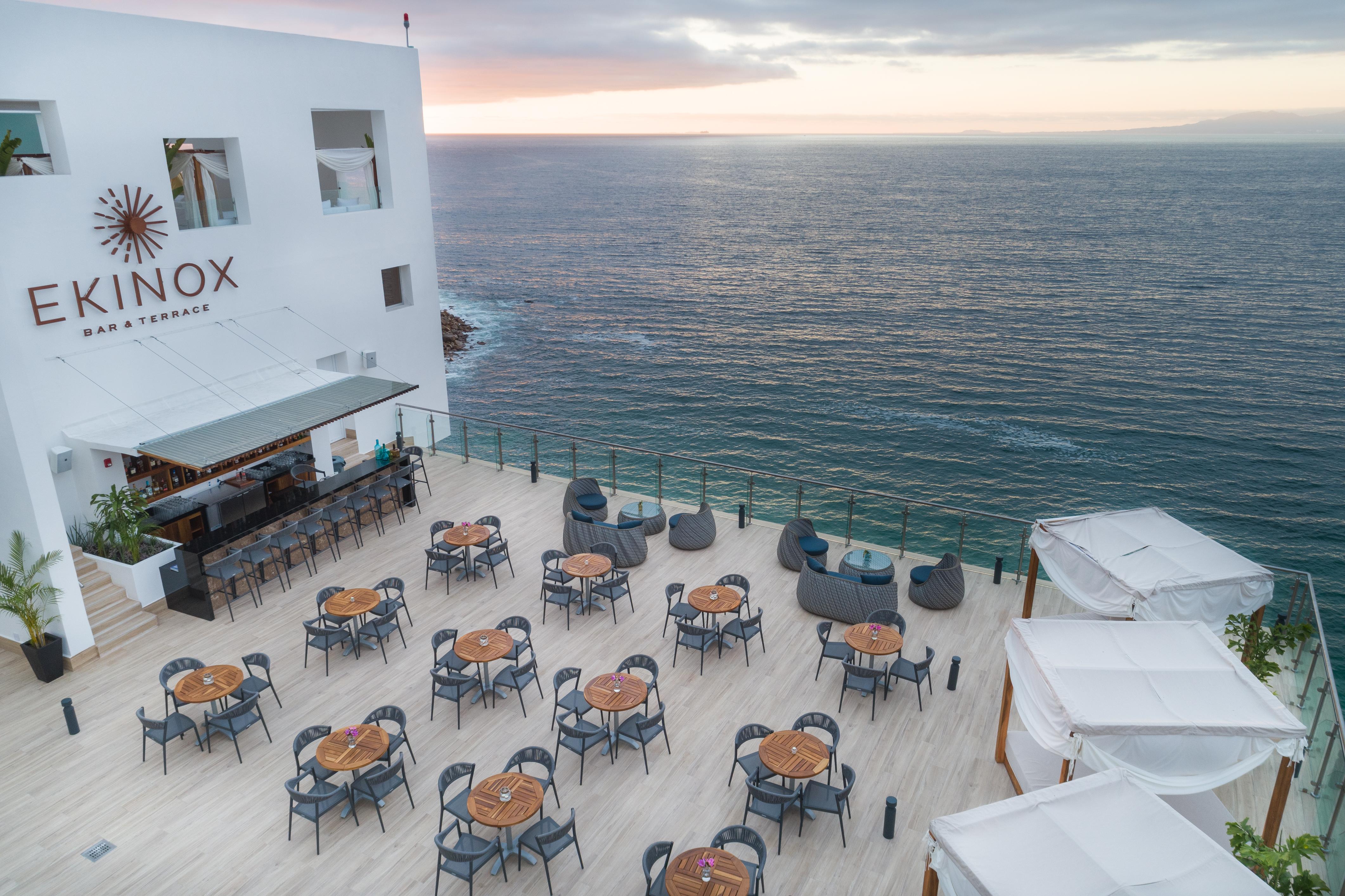 Grand Park Royal Puerto Vallarta - All Inclusive Esterno foto The rooftop bar at Kinox